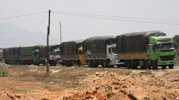 Xe tập kết chuẩn bị vận chuyển hàng hoá đi Lào - Campuchia